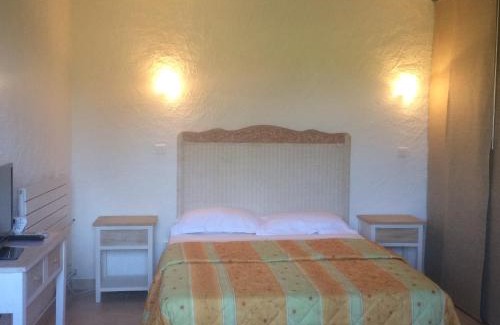 Cuttoli-Corticchiato Hotel | Explore Auberge U Licettu: Pet-Friendly Retreat with Pool