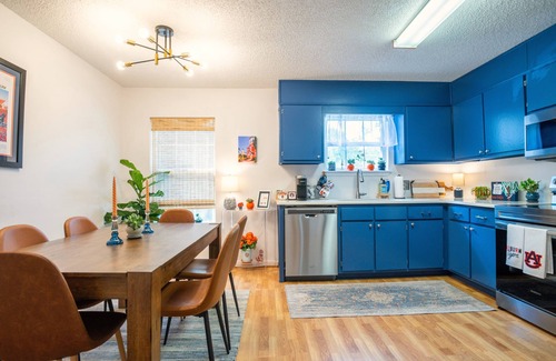 Auburn Condo | Auburn Game Day Condo with Pool and Ocean View