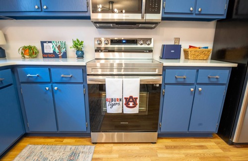 Auburn Condo | Auburn Game Day Condo with Pool and Ocean View