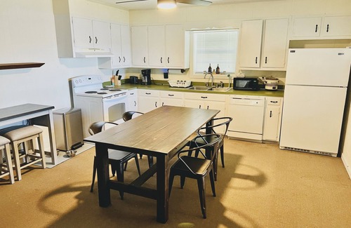 Dadeville Cabin | Family Retreat at Auburn with Lake View and Screened Porch