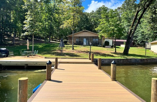 Dadeville Cabin | Family Retreat at Auburn with Lake View and Screened Porch