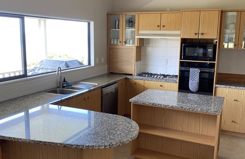 Grahams Beach House | Ocean View Auckland Beach Retreat - Guest Rated 9.8/10