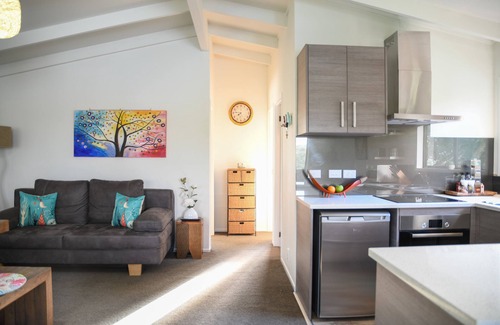 Titirangi House | Beautiful Auckland Clifftop with Oceanfront Views & More