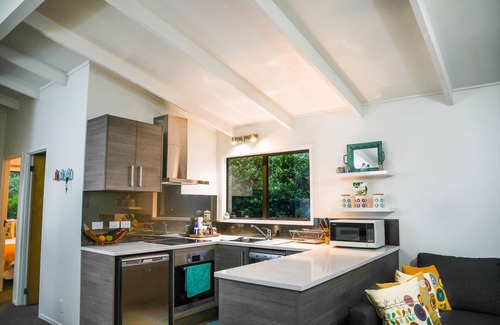 Titirangi House | Beautiful Auckland Clifftop with Oceanfront Views & More
