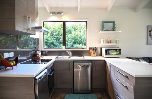 Titirangi House | Beautiful Auckland Clifftop with Oceanfront Views & More