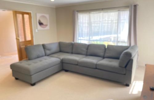 Howick House | Comfortable QQ Homestay in Auckland with Accessibility Features