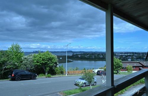West Harbour House | Relax at Auckland Beachview Homestay with Free Netflix