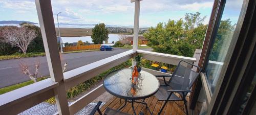 West Harbour House | Relax at Auckland Beachview Homestay with Free Netflix