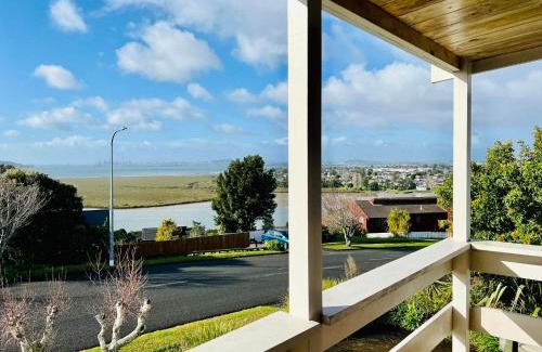West Harbour House | Relax at Auckland Beachview Homestay with Free Netflix