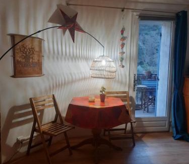 Meyrargues Bed & Breakfast | Enjoy Aude en Provence: Breakfast & Kitchen Amenities Await