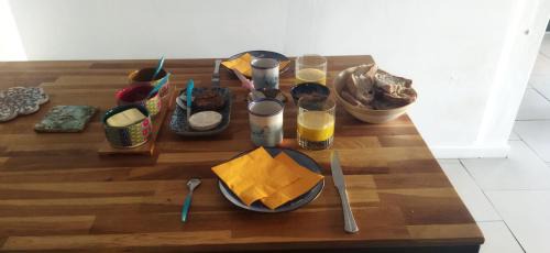 Meyrargues Bed & Breakfast | Enjoy Aude en Provence: Breakfast & Kitchen Amenities Await