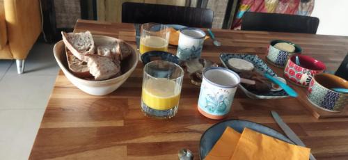 Meyrargues Bed & Breakfast | Enjoy Aude en Provence: Breakfast & Kitchen Amenities Await