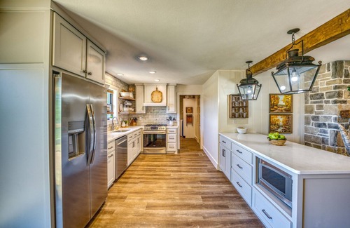 Jasper House | Discover a Beautiful 20-Acre Retreat with Scenic Views