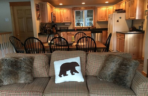 Sagle House | Unforgettable Getaway at Bottle Bay Marina - 9.8 Rated