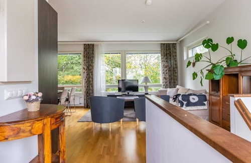 Hameenlinna House | Discover Aulangonranta: Lake View and Spa Retreat