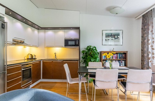 Hameenlinna House | Discover Aulangonranta: Lake View and Spa Retreat