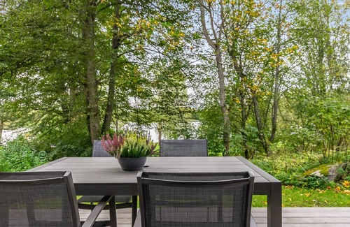 Hameenlinna House | Discover Aulangonranta: Lake View and Spa Retreat