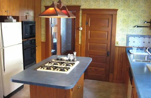 Put-in-Bay House | Discover Aunt Jane's 2: Ideal Family Retreat in Downtown Put-in-Bay