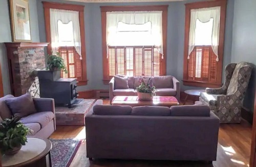 Put-in-Bay House | Discover Aunt Jane's 2: Ideal Family Retreat in Downtown Put-in-Bay