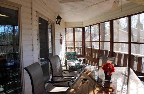 Fairfield Bay House | Inviting Aunt Pattie's Lake House: Ideal for Families