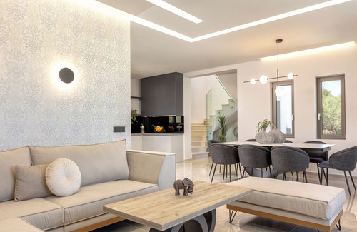Dragano Apartment | Discover Aura Del Sol: Family-Friendly with Pool & Breakfast