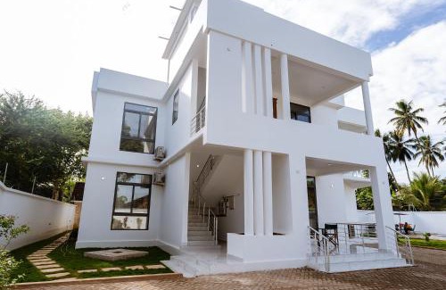 Chukwani Apartment | Family-Friendly Retreat: Aura House Zanzibar with Pool