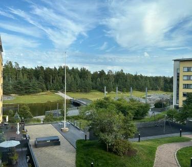 Itainen District Apartment | Comfortable Aurinkolahti Apartment with Hot Tub Access