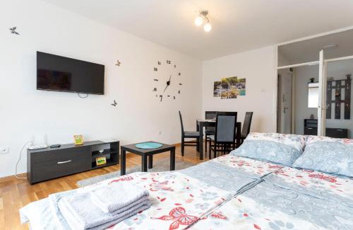 Novi Beograd Apartment | Child-Friendly Stay at Aurora Apartman - Rated 9.9/10!