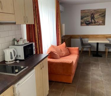 Bukfurdo Apartment | Pet-Friendly Comfort at Aurora Béta Apartman's - Rated 9/10!