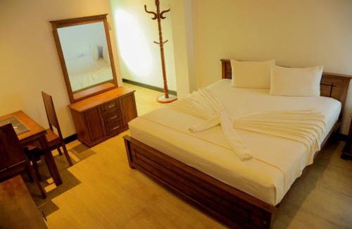 Chilaw Hotel | Discover Aurora Banquet and Hotel with Pool & Dining Options