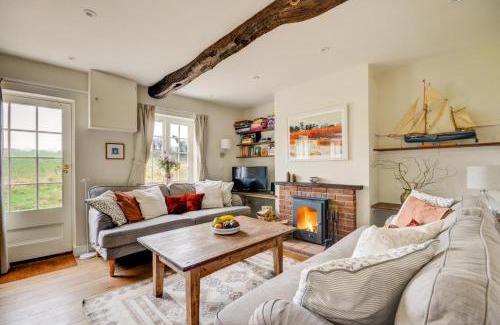 Little Barningham House | Charming Aurora Cottage: Family-Friendly Retreat Awaits