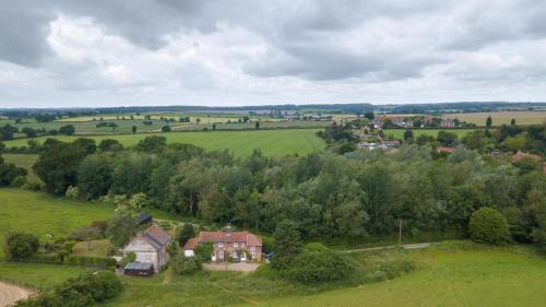 Little Barningham House | Charming Aurora Cottage: Family-Friendly Retreat Awaits