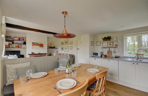 Little Barningham House | Charming Aurora Cottage: Family-Friendly Retreat Awaits