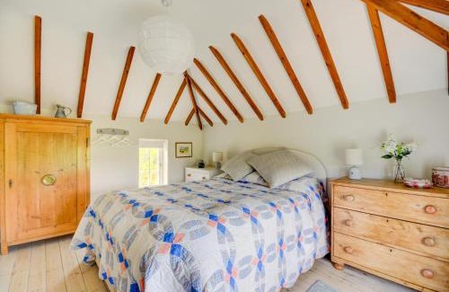 Little Barningham House | Charming Aurora Cottage: Family-Friendly Retreat Awaits