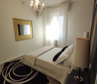 Crocetta-San Lazzaro-Modena Est Apartment | Guest Rated 9.5: Aurora Flowers Near Center & Train Station