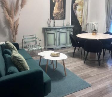 Crocetta-San Lazzaro-Modena Est Apartment | Guest Rated 9.5: Aurora Flowers Near Center & Train Station
