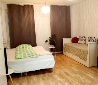 Vantaa Apartment | Modern Ruby Studio: Convenient & Family-Friendly Stay