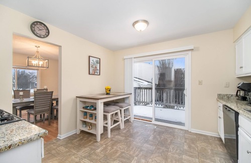 Aurora House | Convenient Stay at Aurora Rental - Lehnertz for Families