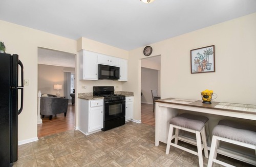 Aurora House | Convenient Stay at Aurora Rental - Lehnertz for Families