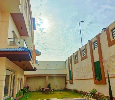 Sheikh Zayed City Villa | Aurora Sky View Suite: 4-Star Comfort with Pool & Hot Tub