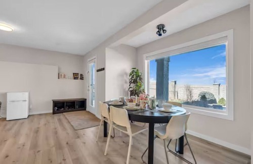 Northwest Calgary House | Aurora view with spacious 2BR sweet home near UC
