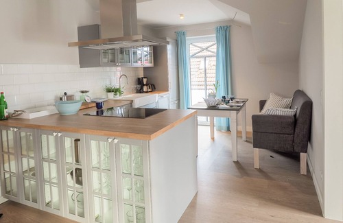 Busum Apartment | Discover Ausguck im Haus Strandpalais: Ocean View Retreat