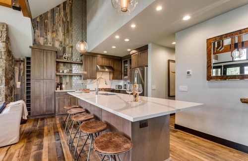 Four O'Clock House | Elegant Aussie Retreat at Slopeside with Family-Friendly Perks