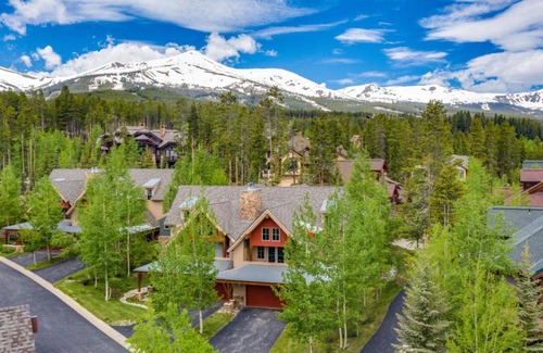 Four O'Clock House | Elegant Aussie Retreat at Slopeside with Family-Friendly Perks