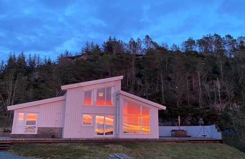 Austevoll House | Austevoll Cottage with Breathtaking Sea Views for Families