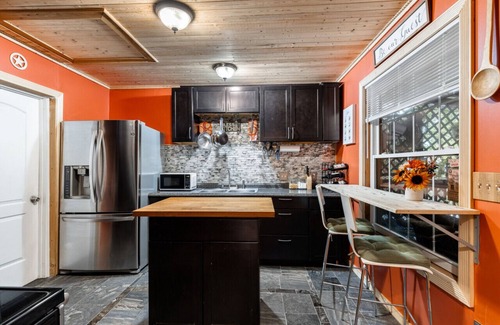 Blackshear-Prospect Hill House | Austin 1BR Downtown Escape w BBQ Games and Fireplace