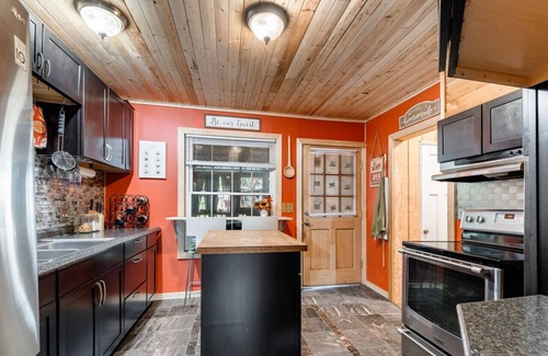 Blackshear-Prospect Hill House | Austin 1BR Downtown Escape w BBQ Games and Fireplace