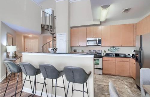 West Campus Apartment | Spacious 4BR Loft Townhome Near Austin's West Campus