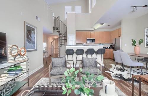 West Campus Apartment | Spacious 4BR Loft Townhome Near Austin's West Campus