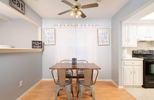 Round Rock House | Ideal Austin Retreat for Large Families with Kitchen & Breakfast
